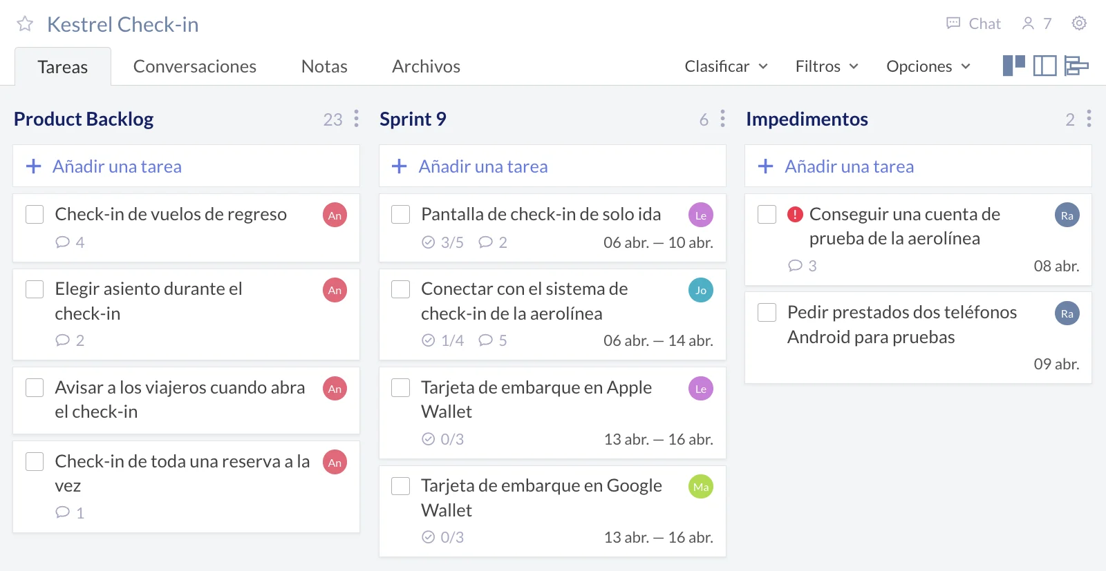 Ilustración de la vista de tablero de Redbooth para el espacio de trabajo del check-in de Kestrel, con tres listas de tareas. El Product Backlog tiene elementos como el check-in de vuelos de regreso y la elección de asiento, todos asignados a Ana. Sprint 9 tiene las tareas de los Developers, como la pantalla de check-in de solo ida y la tarjeta de embarque en Apple Wallet y en Google Wallet, con subtareas y fechas del 6 al 16 de abril. La lista de impedimentos tiene las tareas de Ravi, como conseguir una cuenta de prueba de la aerolínea.