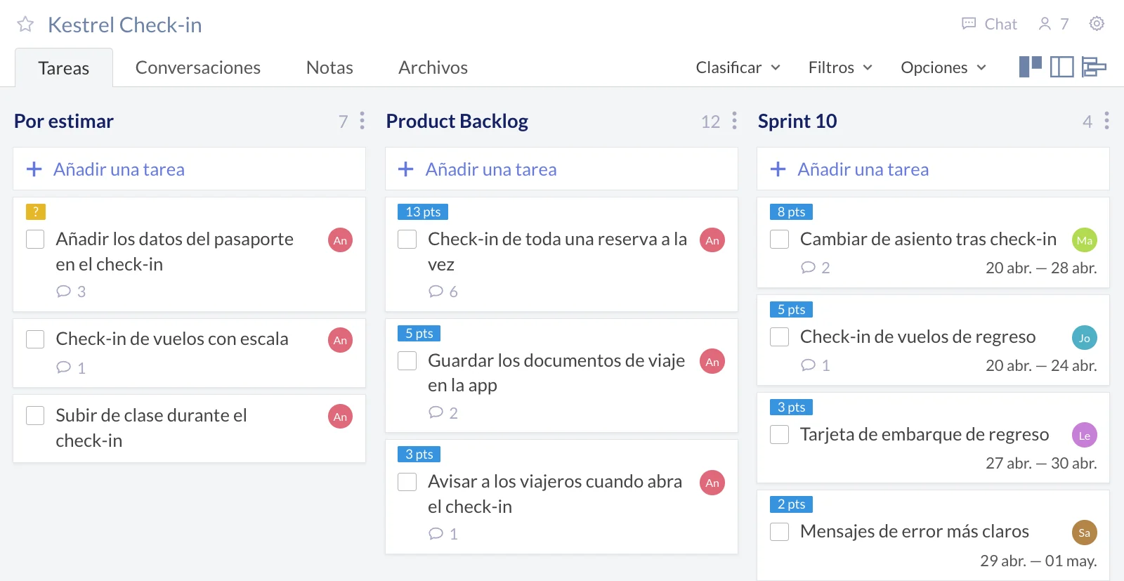 Ilustración de la vista de tablero de Redbooth para el espacio de trabajo Kestrel Check-in, con la estimación de cada tarea como etiqueta. La lista Por estimar reúne los elementos nuevos, uno de ellos con la etiqueta del signo de interrogación. El Product Backlog reúne los elementos ya estimados, como el check-in de toda una reserva a la vez, con la etiqueta 13 pts. Sprint 10 reúne los cuatro elementos con los que se comprometió el equipo, con las etiquetas 8, 5, 3 y 2 pts, cada uno con su responsable y fechas del 20 de abril al 1 de mayo.