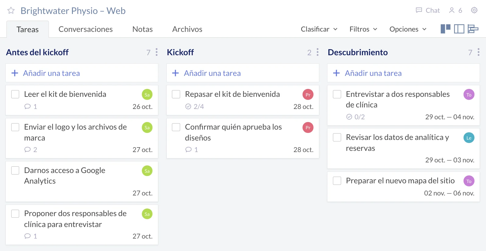 Ilustración de la vista de tablero de Redbooth para el espacio de trabajo de la web de Brightwater Physio en Alder Studio, con tres listas de tareas. Antes del kickoff tiene las tareas del cliente que salen del kit de bienvenida, como Leer el kit de bienvenida, Enviar el logo y los archivos de marca y Darnos acceso a Google Analytics, todas asignadas a Sam y con fecha de entrega el 26 o el 27 de octubre. Kickoff tiene las tareas de Priya para repasar el kit de bienvenida y confirmar quién aprueba los diseños, con fecha de entrega el 28 de octubre. Descubrimiento tiene las tareas de Tom y Leo, como entrevistar a dos responsables de clínica, del 29 de octubre al 6 de noviembre.