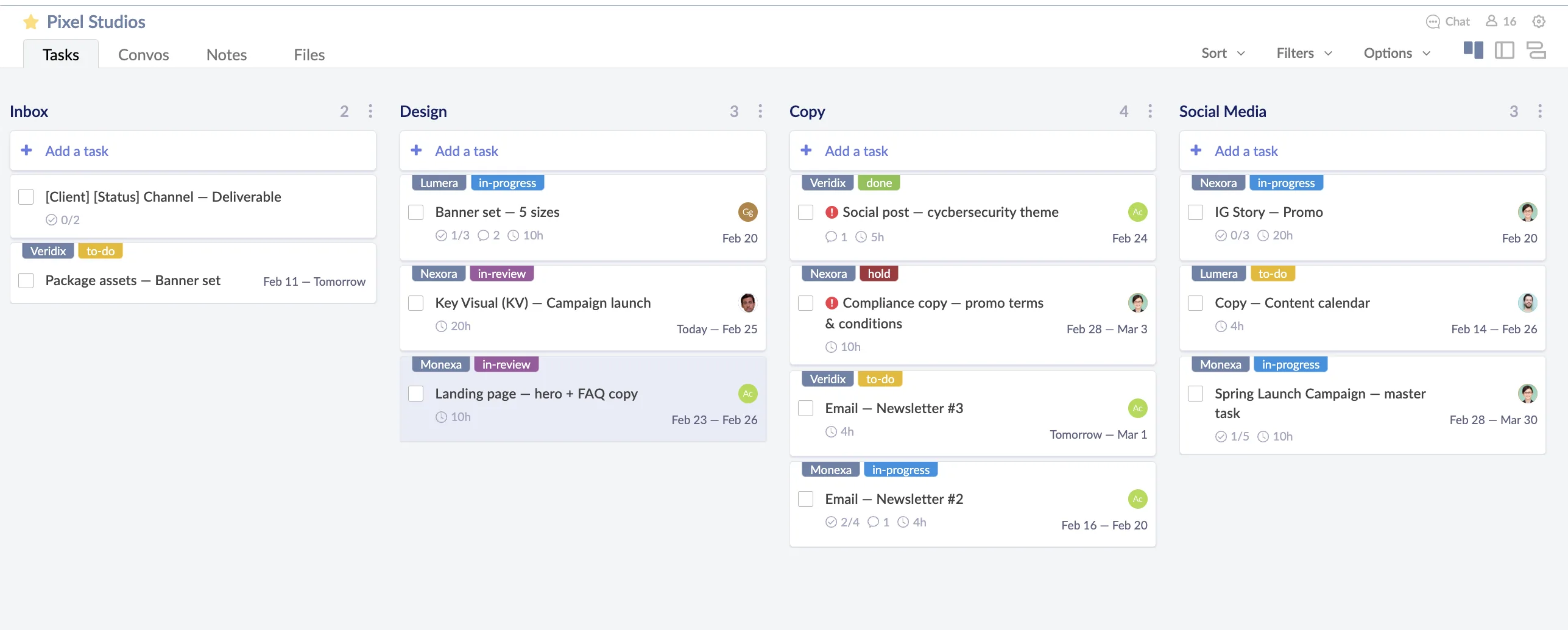 Tablero Kanban de Redbooth con las columnas Inbox, Design, Copy y Social Media, con tareas etiquetadas, responsables, tiempos estimados y fechas límite